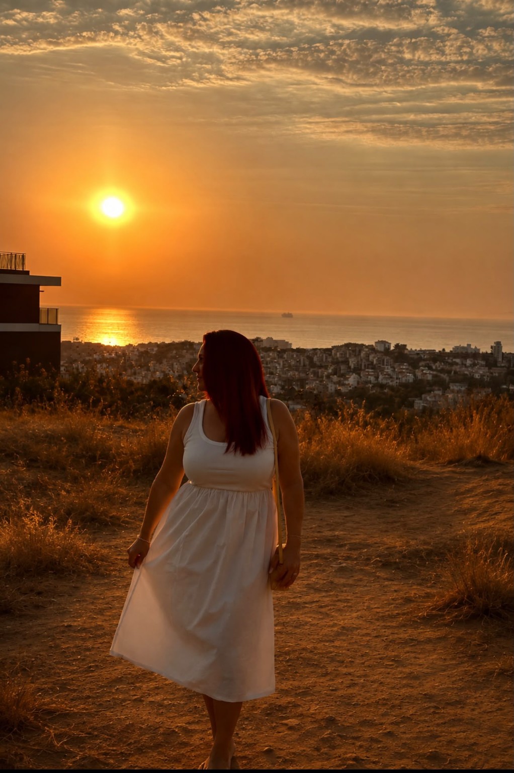Frau am Meer im Abendlicht